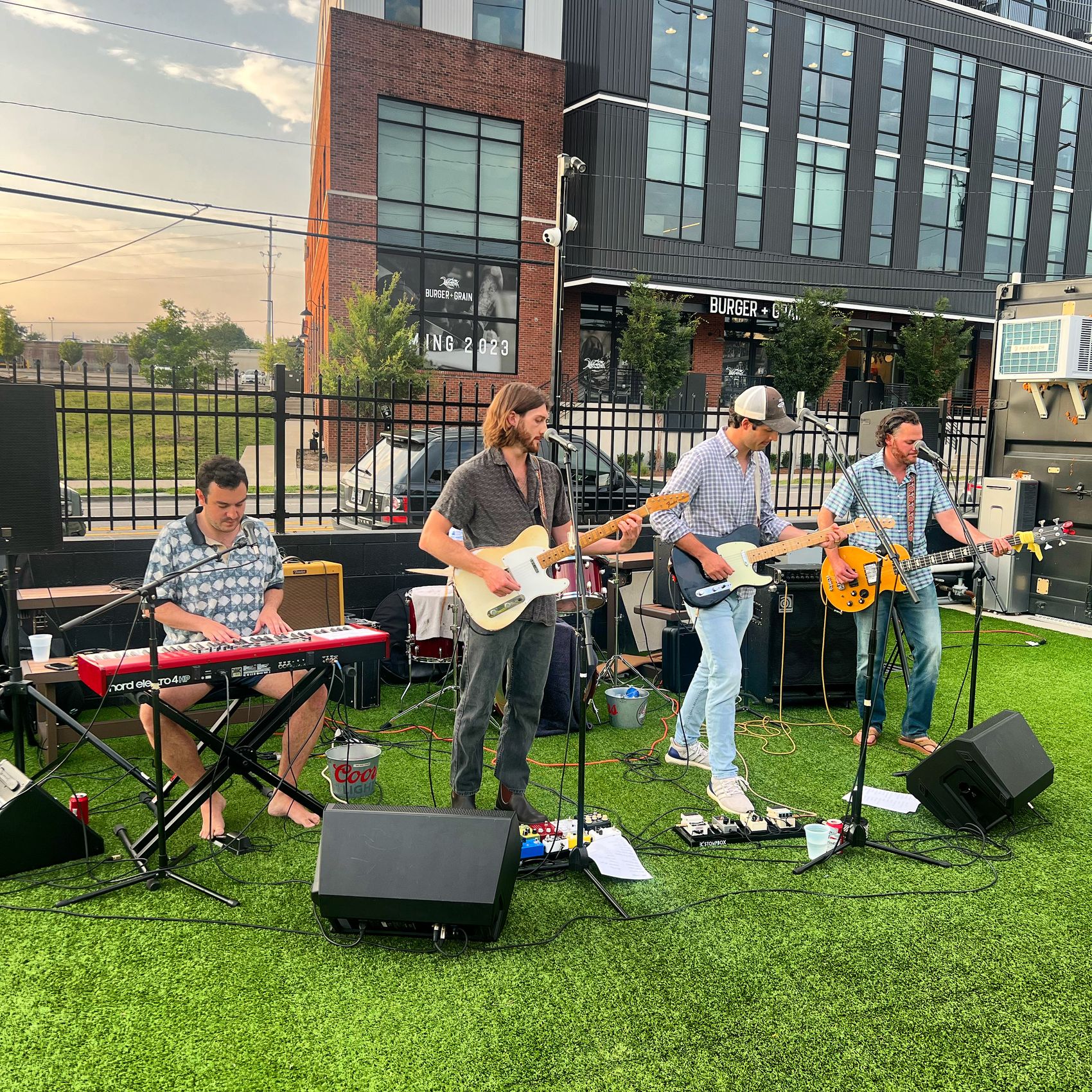 Live band playing on the patio at Bringle's Smoking Oasis